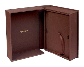 Ce coffret est complété d’un plateau intérieur destiné à accueillir la présentation de chaque paire de lunettes.