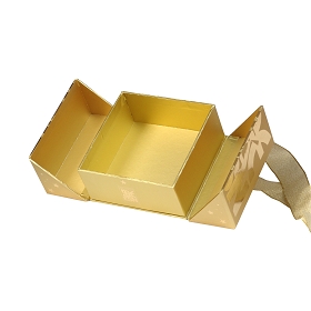 Coffret pour parfum en carton recouvert avec finition pelliculage or et vernis UV.
