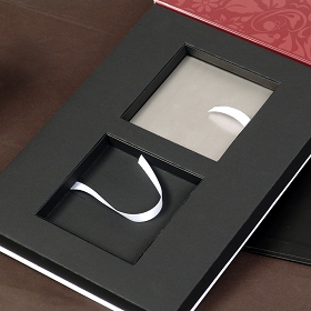 Calage intérieur du coffret en carton noir teinté dans la masse pouvant accueillir les échantillons produit.