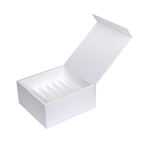 Intérieur de la boite de présentation: calage en polystyrène recouvert de carton compact pelliculé
