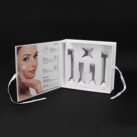 Un système simple et économique de calage intérieur en carton compact pelliculé assure un maintien parfait à vos flacons et crèmes cosmétiques