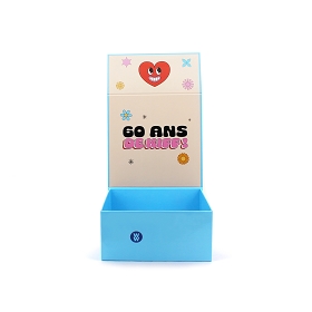 Jouer sur les couleurs pour surprendre à l'ouverture du coffret! Une bonne idée!