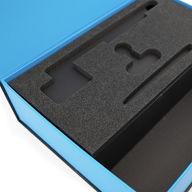 Le calage combiné en mousse haute densité et carton teinté dans la masse s’adapte parfaitement aux objets et transforme l’ouverture en véritable expérience.