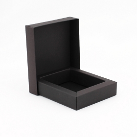 Carton compact noir teinté dans la masse pour un résultat sobre et très élégant.